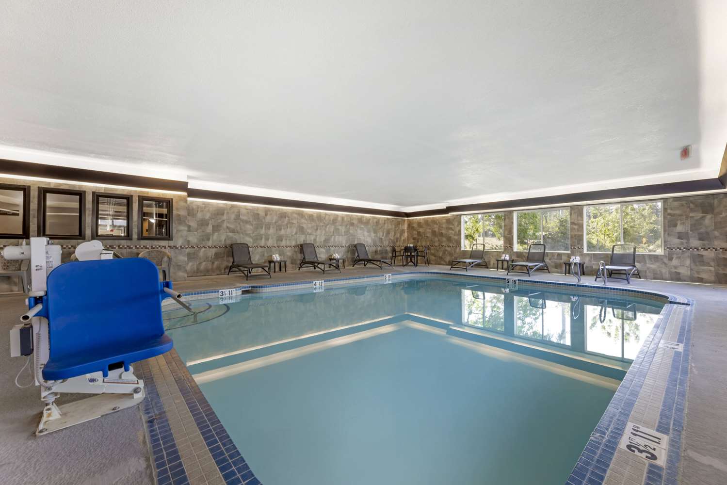 Comfort Suites Near Vancouver Mall 23/45