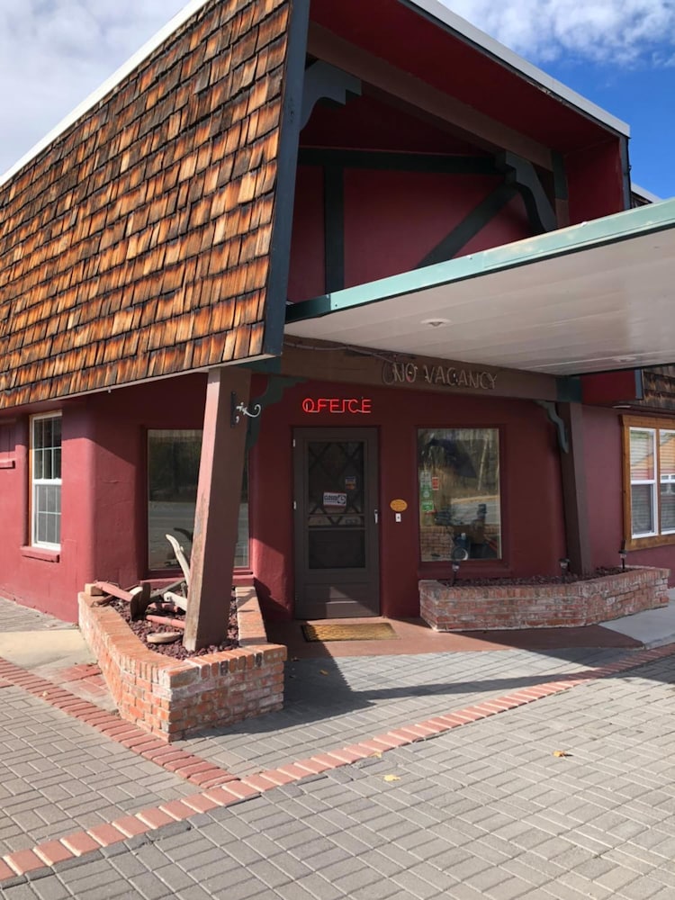 THE RED LODGE INN 44/50