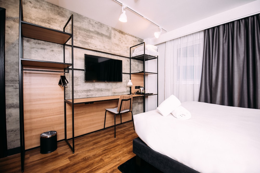 ROOM, DOUBLE BED