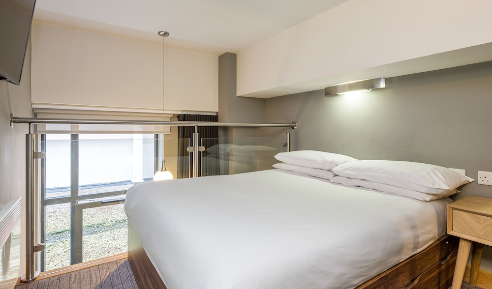 STUDIO, DOUBLE BED