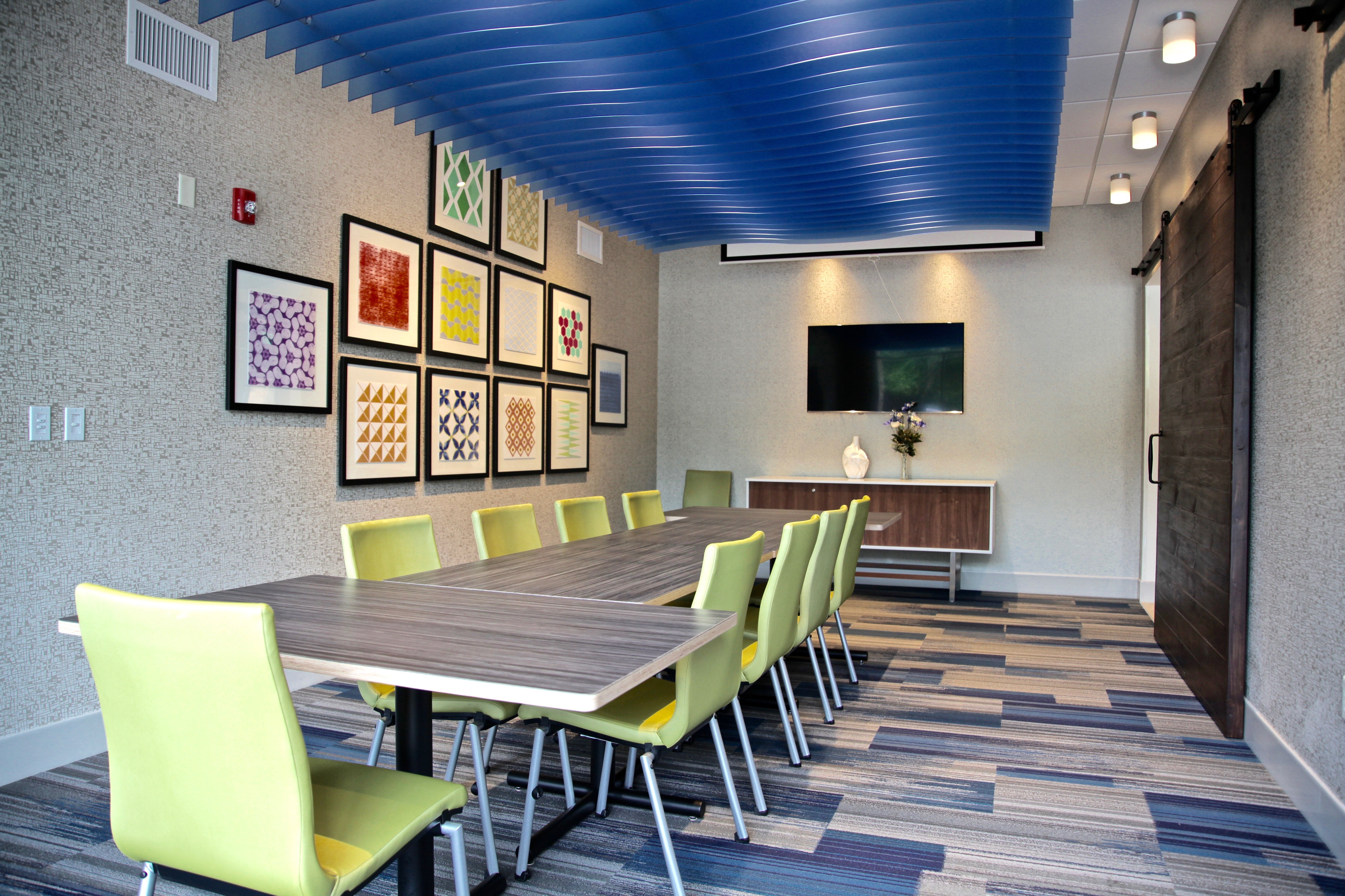 Holiday Inn Express Suites Oswego 38/48