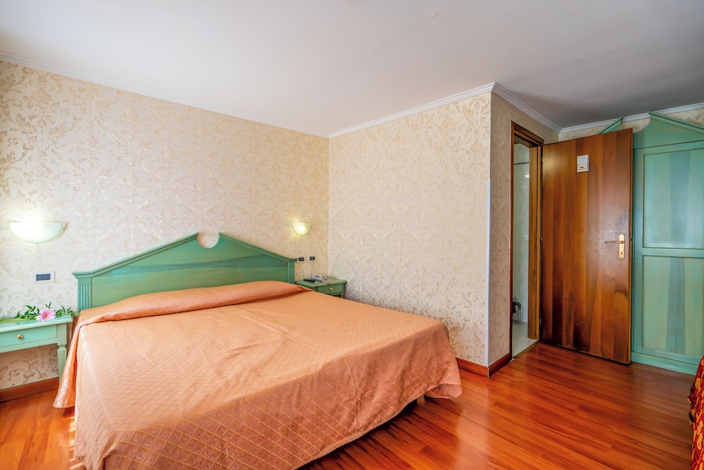 ROOM, TRIPLE