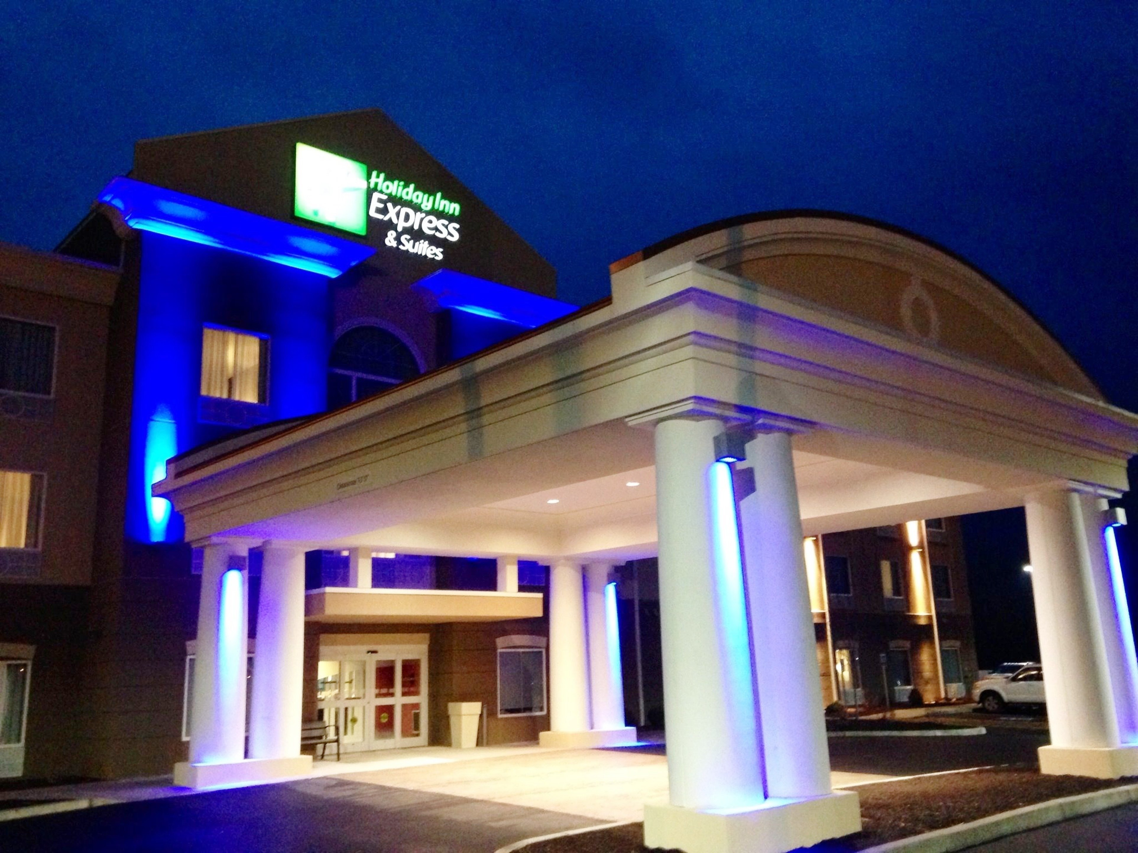 Holiday Inn Express Hotel Amp Suites Utica 2/58