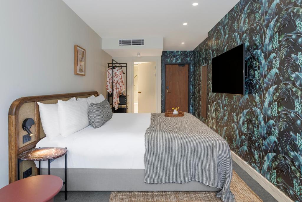 Studio, King Bed