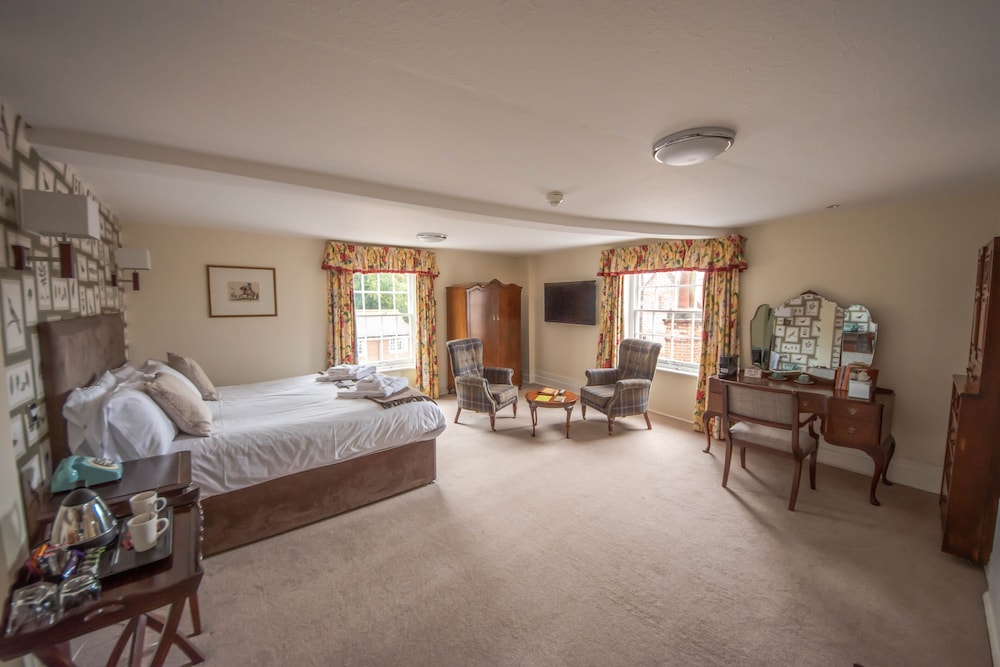 Norfolk Arms Hotel 26/55