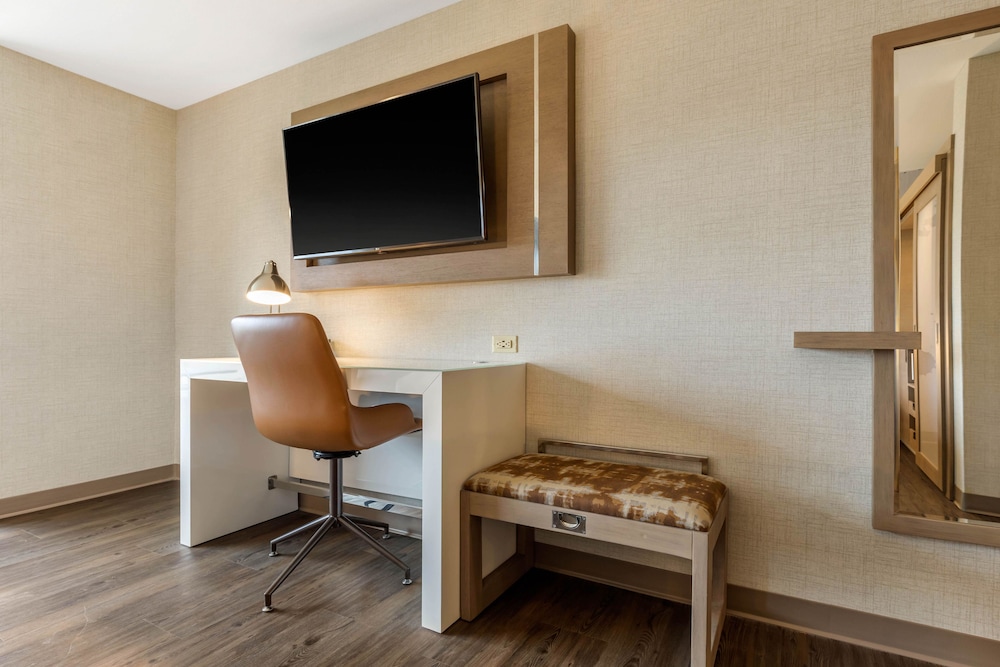 Cambria Hotel Milwaukee Downtown 48/56