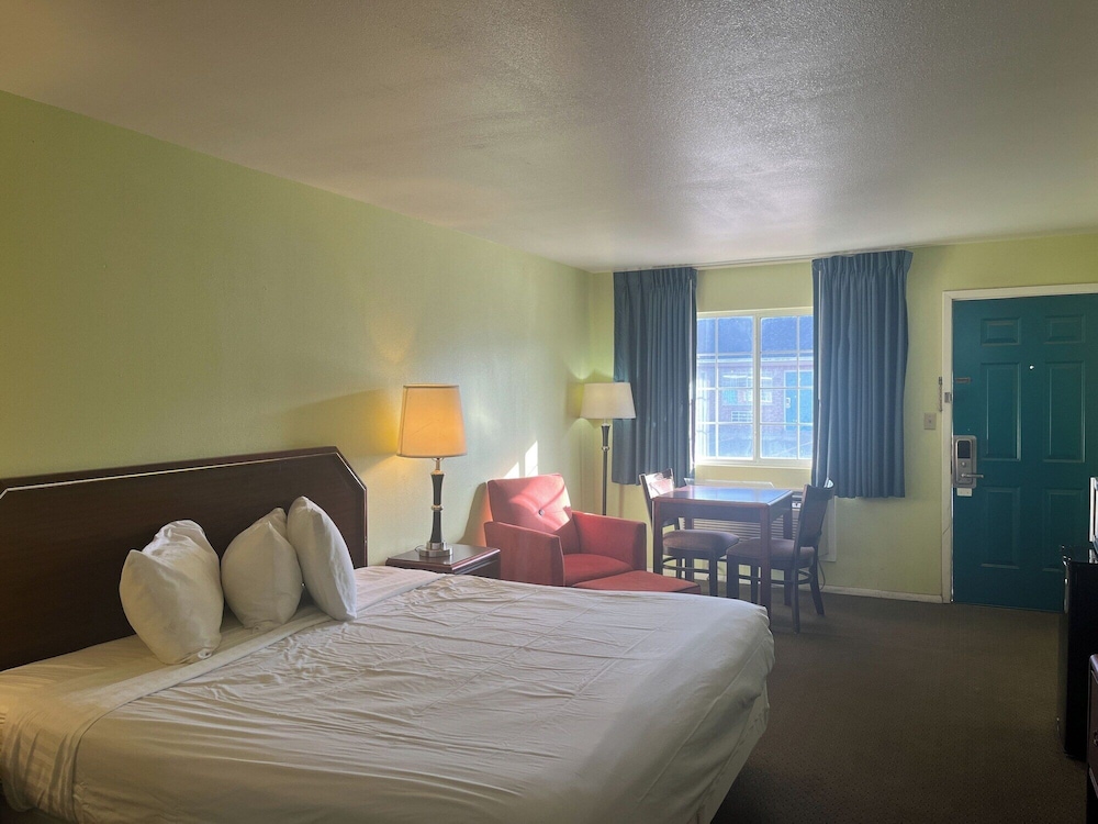 DELUXE, KING BED