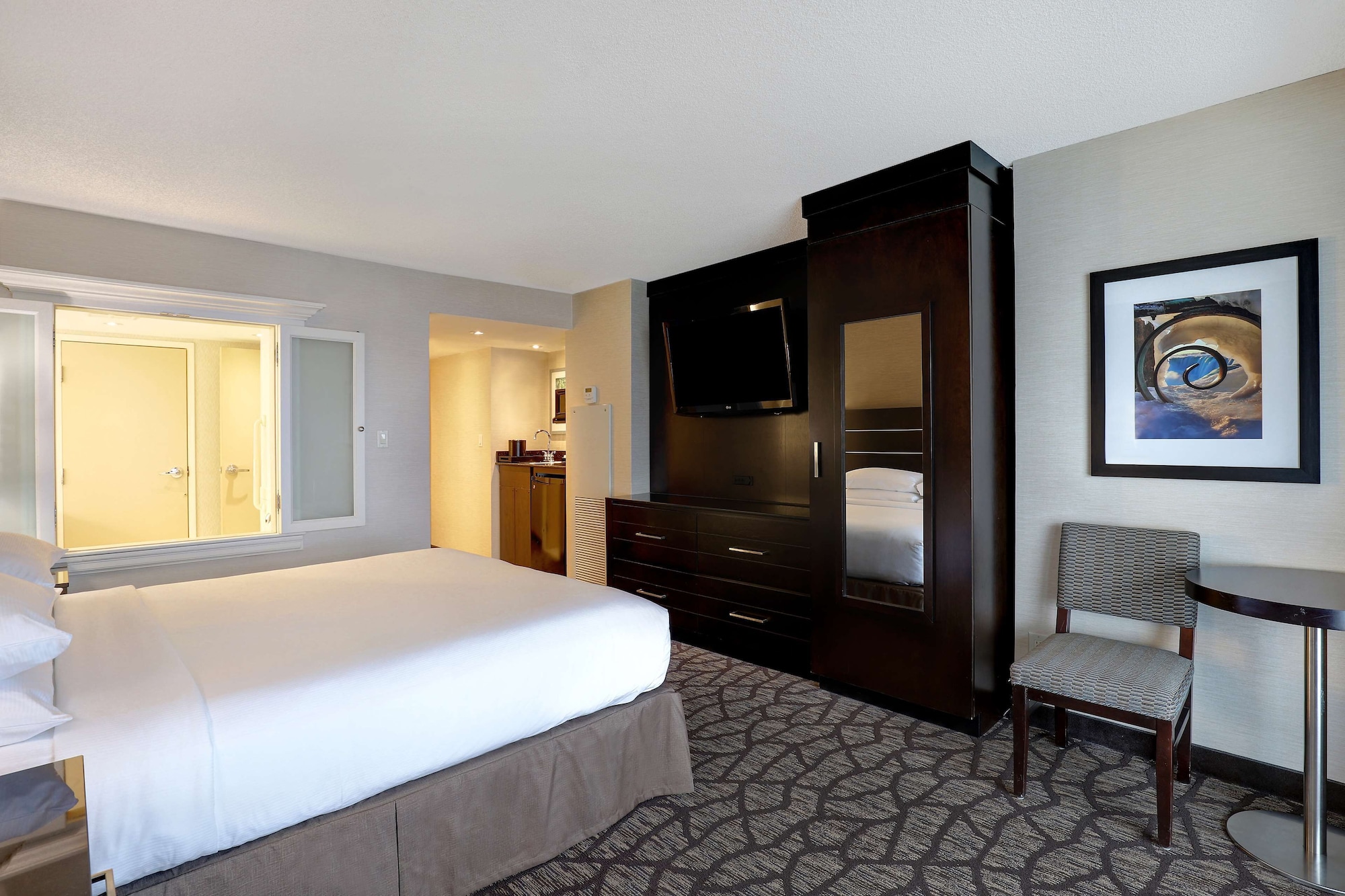 Premium, Suite, King Bed, Canadian Us Falls View, Sofa، Embassy Suites By Hilton Niagara Falls Fallsview 2/4