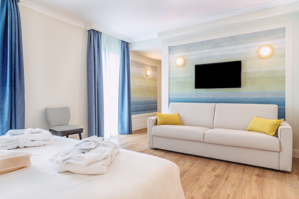 Suite, Queen Bed, Sky Pool Hotel Sole Garda 3/6
