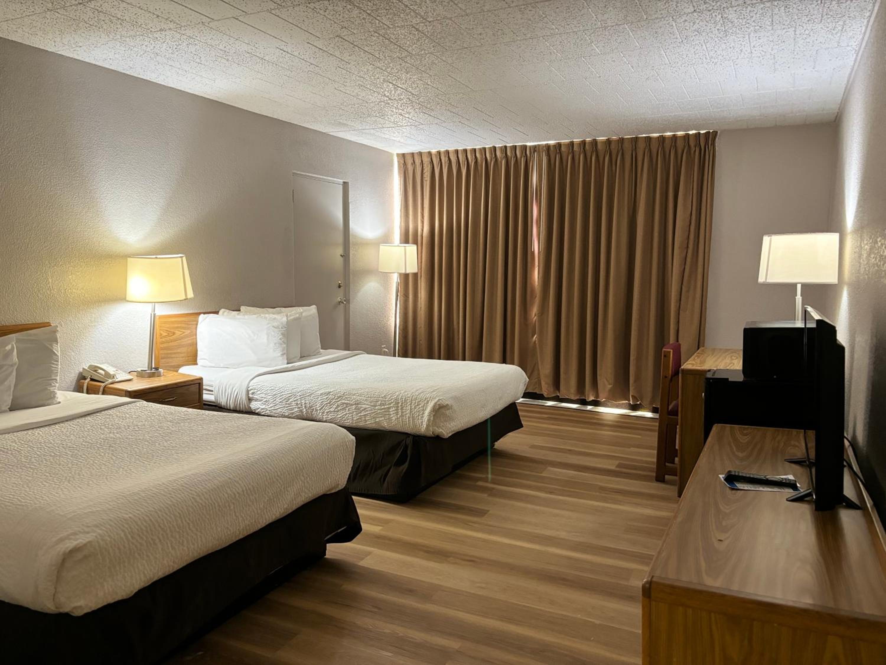 غرفة بسرير مزدوج لذوي الإعاقة، Days Inn by Wyndham Williamsport 2/4