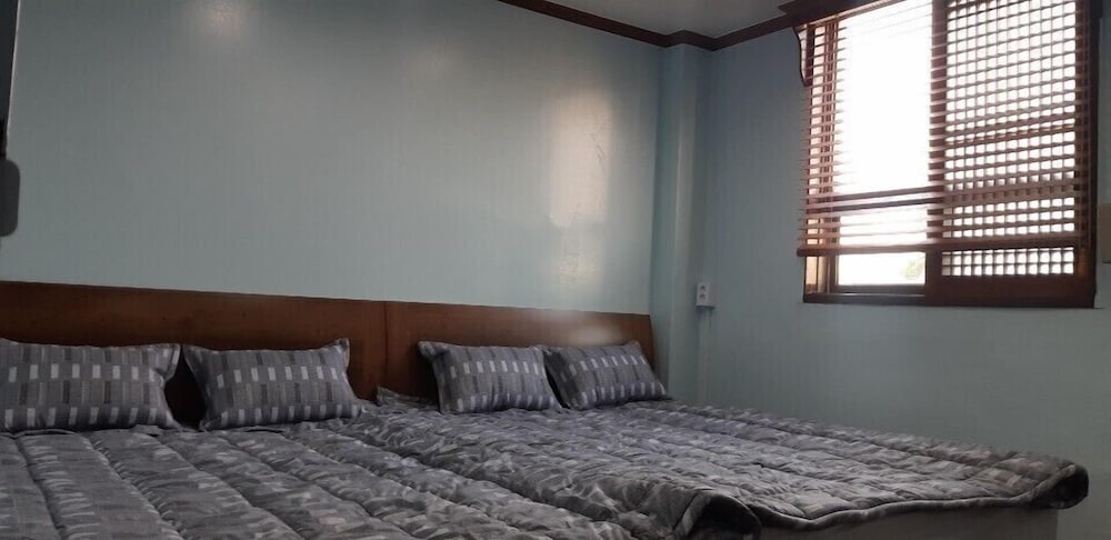 ROOM, QUADRUPLE