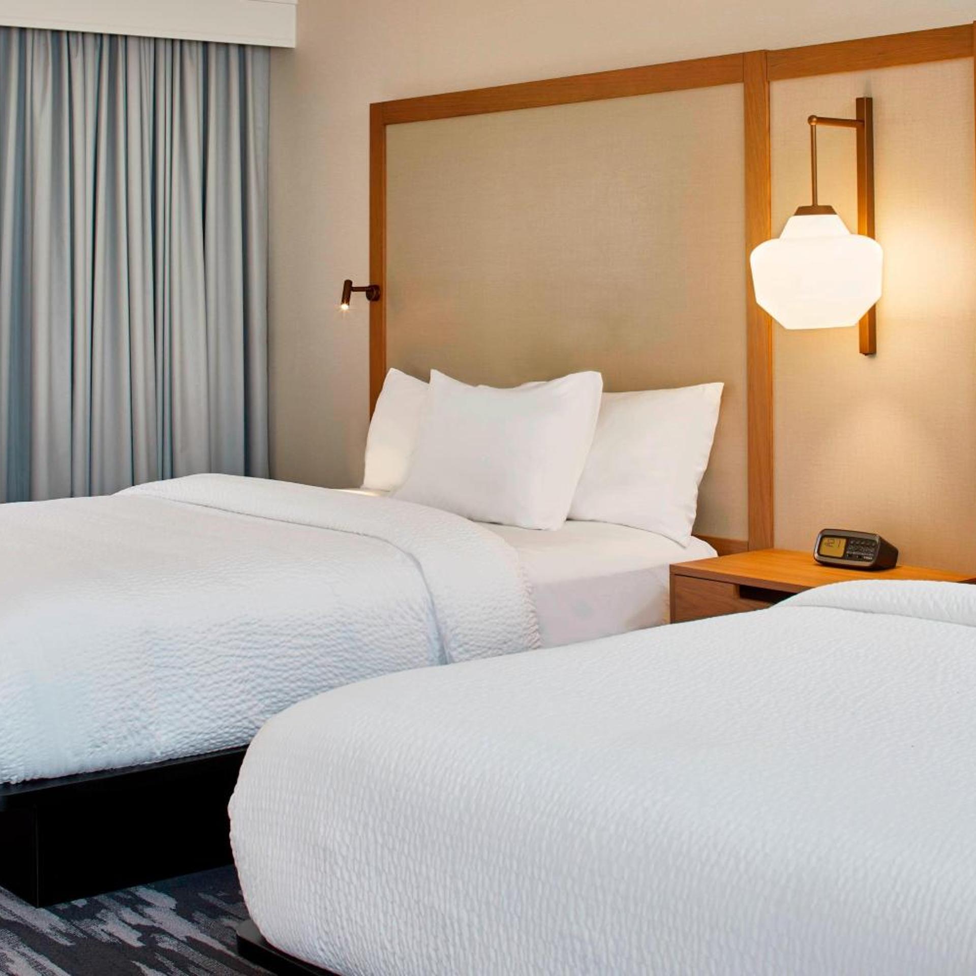 غرفة بسرير كينج وسريرين كوين، Fairfield Inn & Suites Albany Airport 2/2