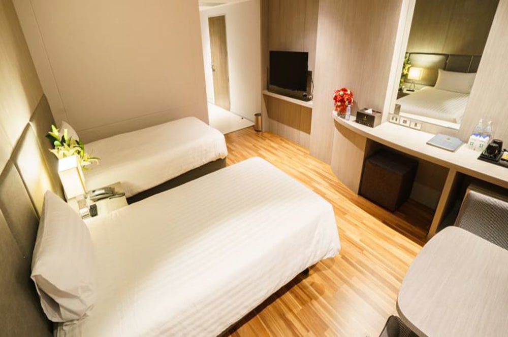New Season Square Hotel 12/39