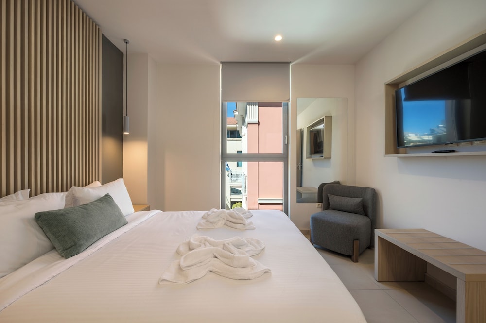 3 BEDROOMS, SUITE