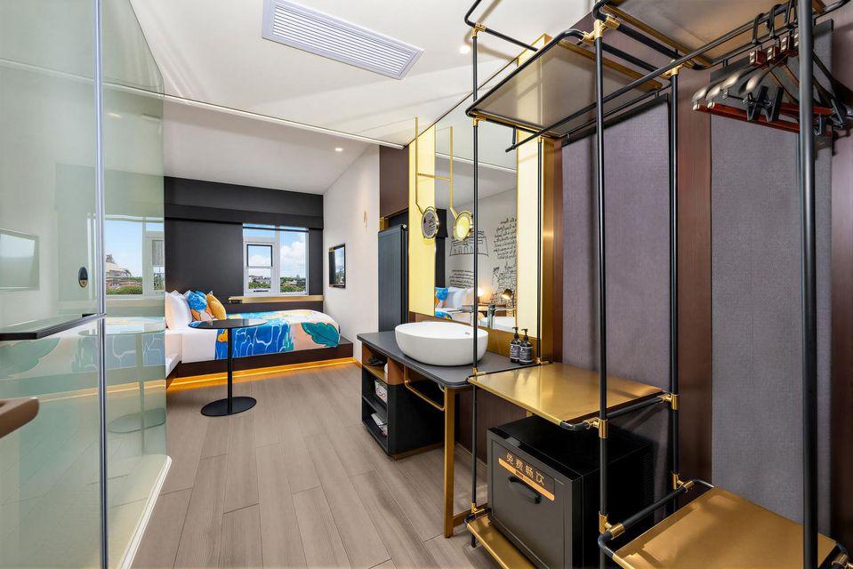 Queen Bed, with Child Extra Bed, Window Seat View