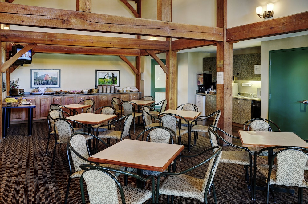 Lakeview Inn & Suites 48/60