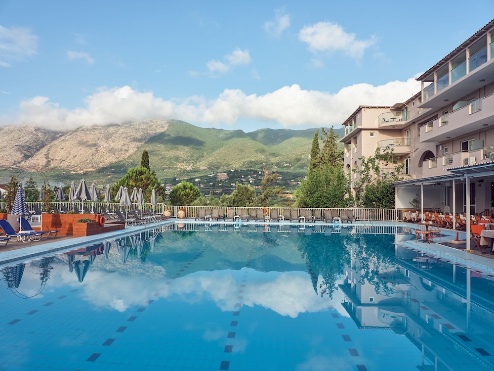 Koukounaria Hotel And Suites 6/74