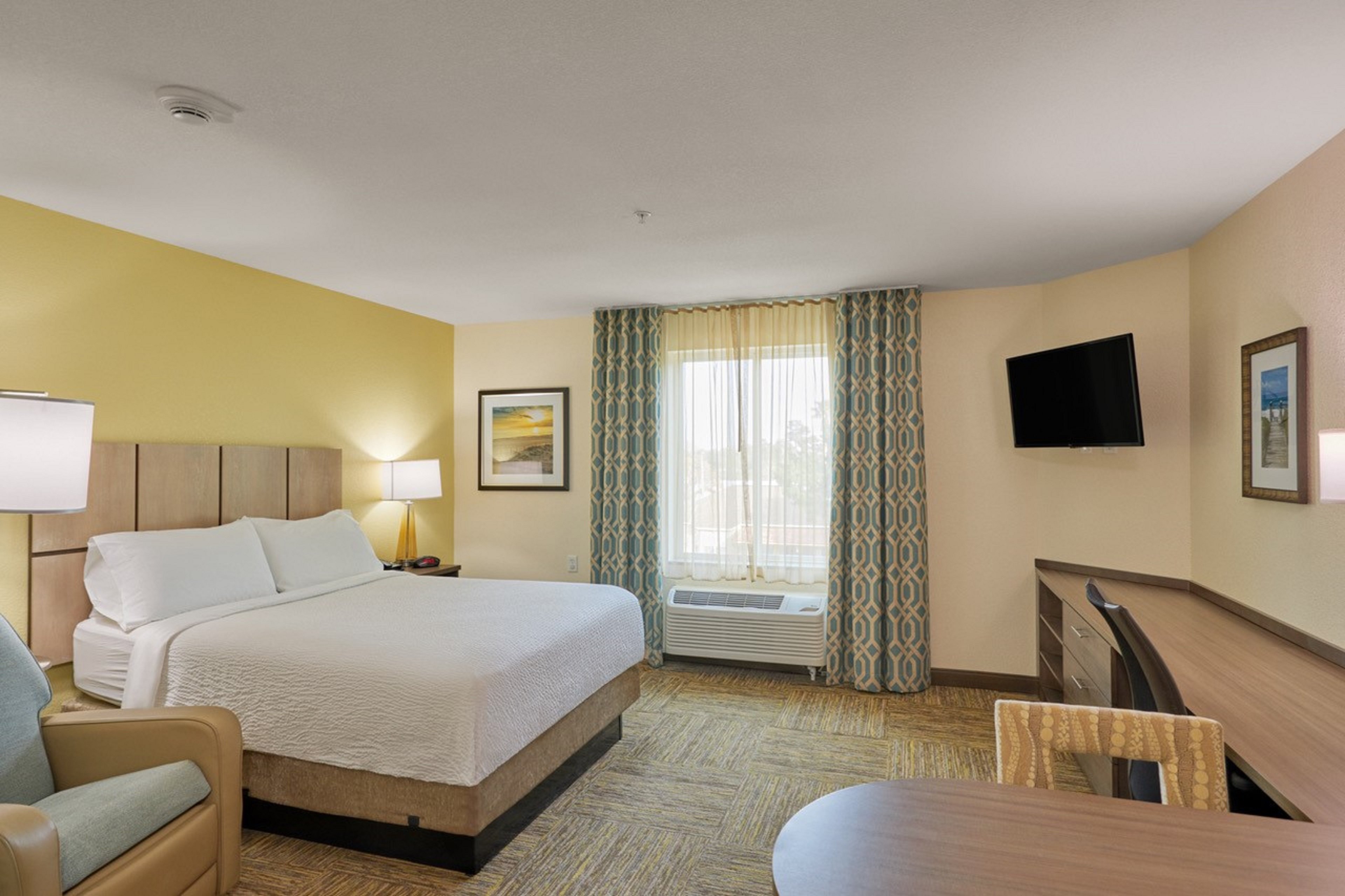 STUDIO, SUITE, KING BED