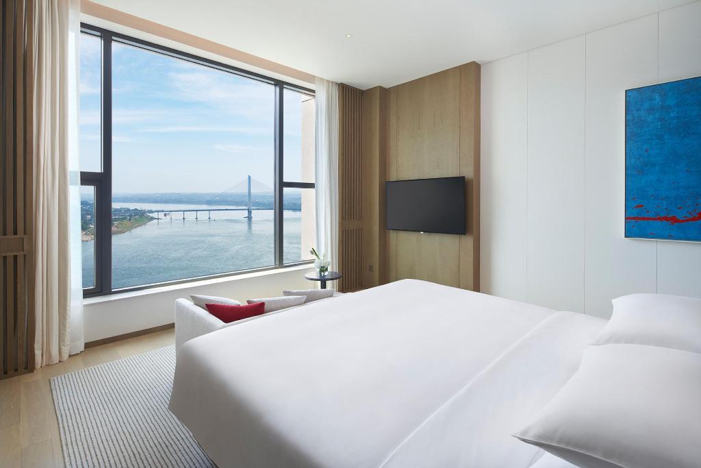 Regency, Club, Suite, King Bed, River View