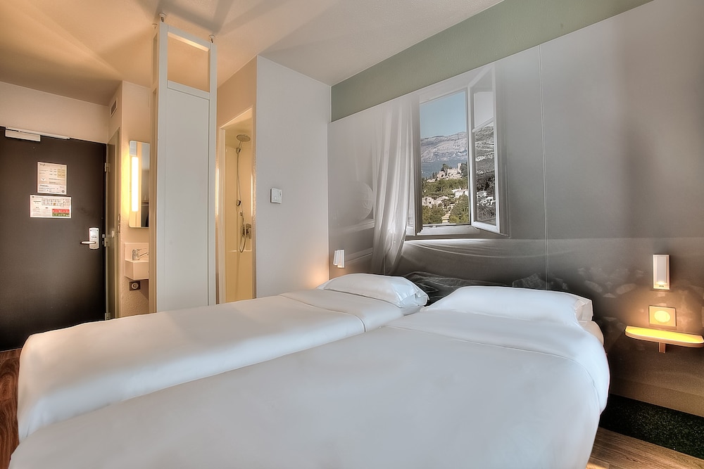 ROOM, TWIN BEDS