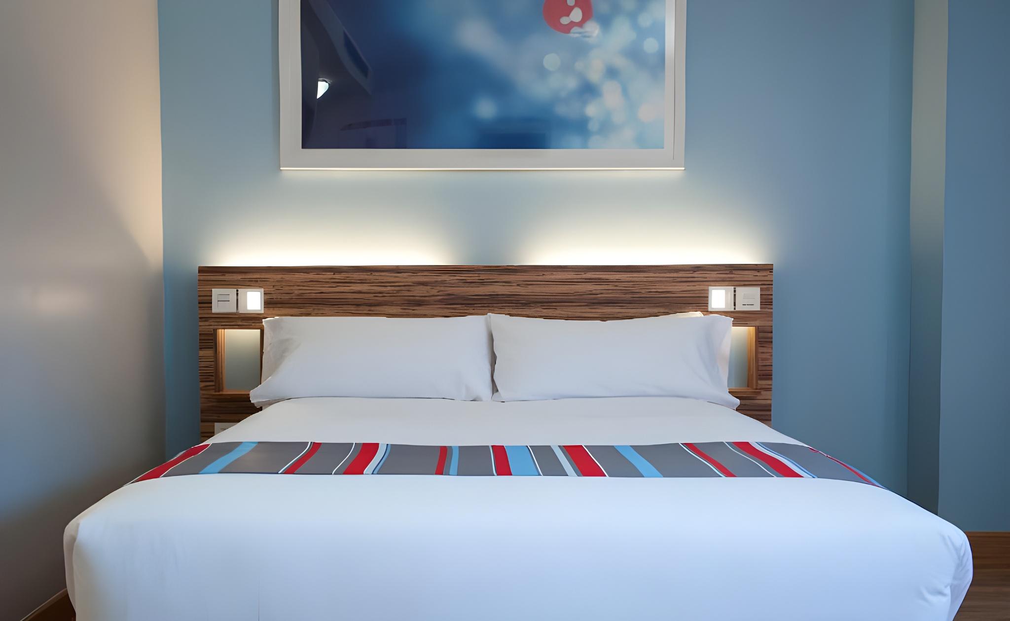 Room, Single, 2 Double Beds
