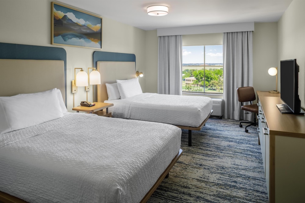 Room, 1 King and 2 Queen Beds
