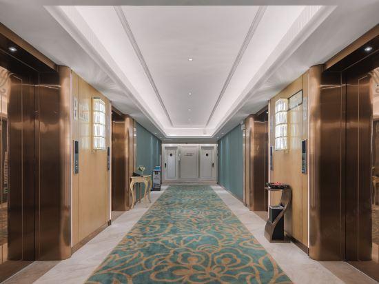 Daye Vienna International Hotel (Huangshi Daye Center High-speed Railway Station) 39/58