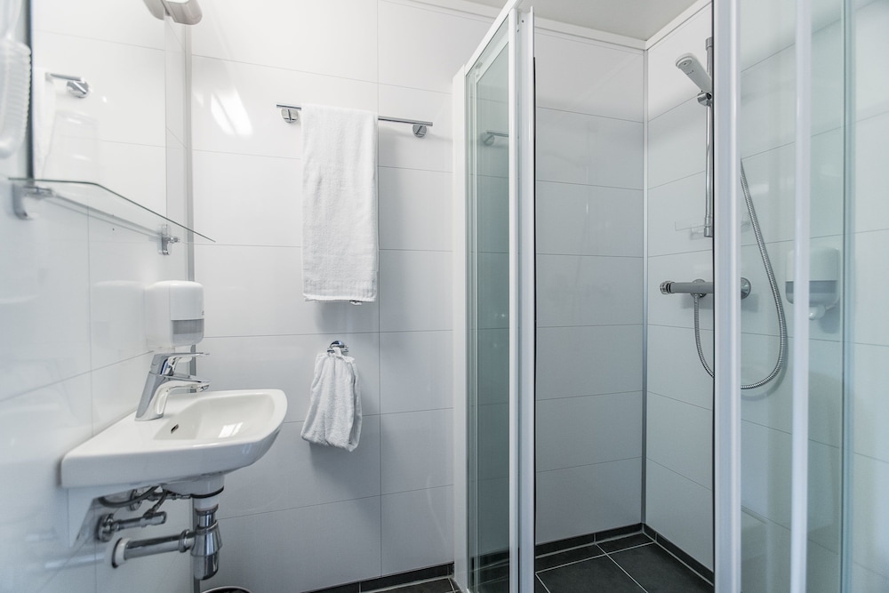 Almaas Hotell Stord AS 11/42