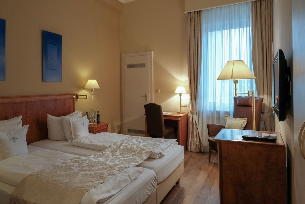 SUPERIOR, DOUBLE OR TWIN BED
