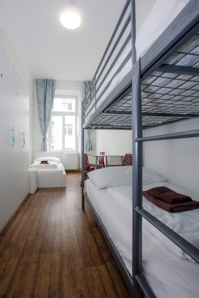 FEMALE DORM, FEMALE ONLY, 8 BEDS