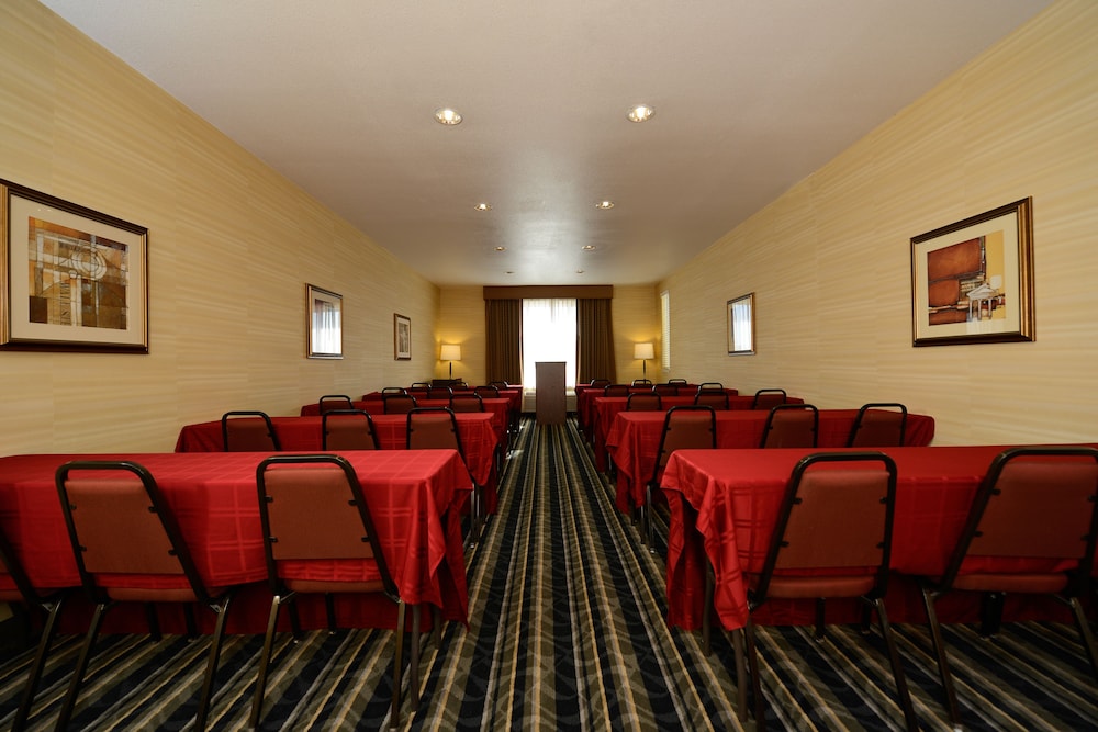 Holiday Inn Express & Suites Elk Grove West I-5 49/51