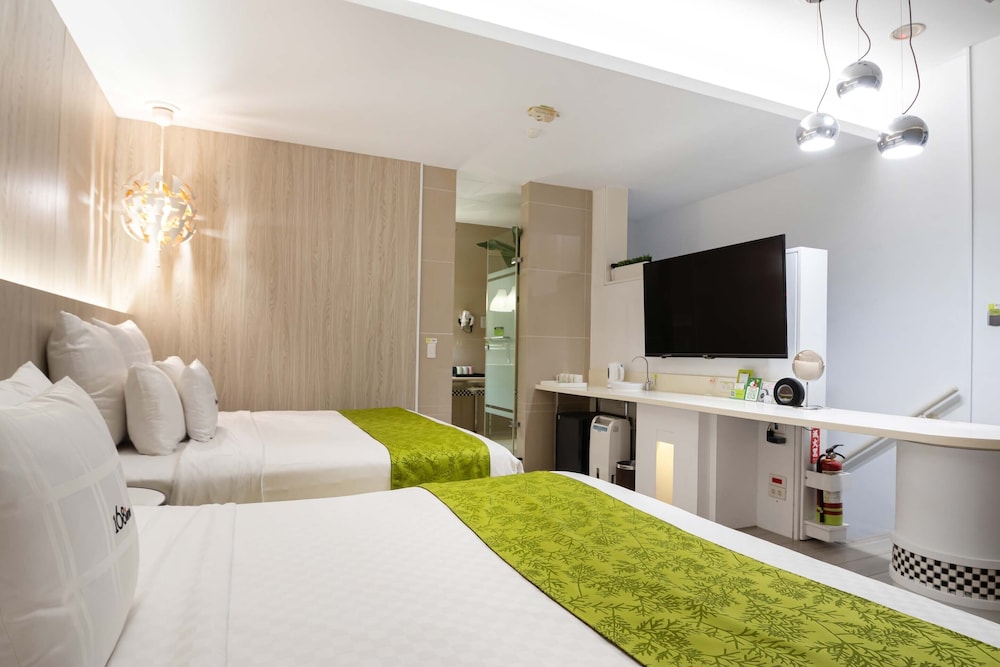 168 Green Motel 6/51