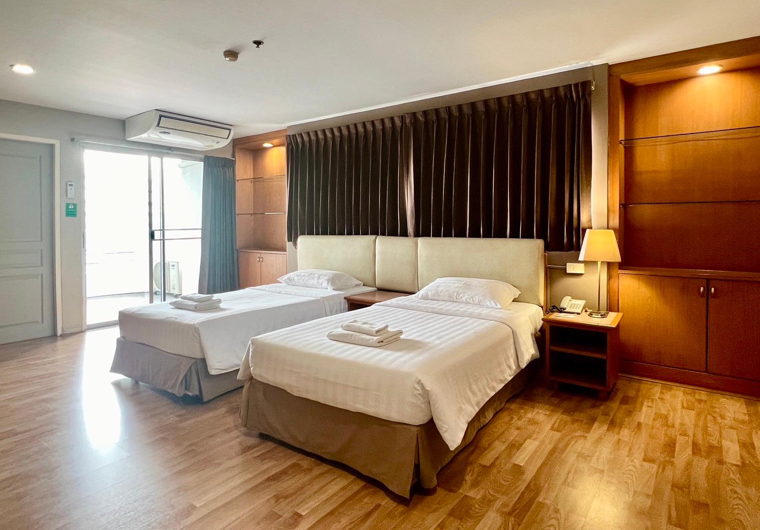 Landmark, Twin Beds