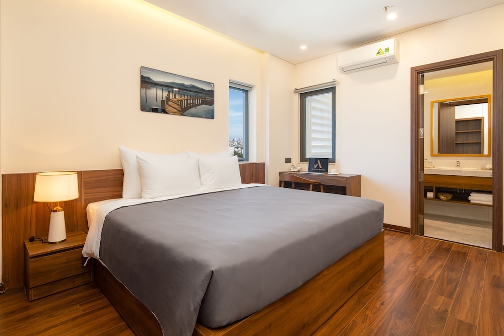 DELUXE, DOUBLE BED, PARTIAL OCEAN VIEW