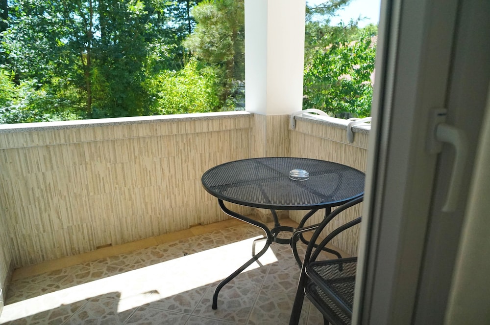 APARTMENTS AND ROOMS DEGRA 23/49