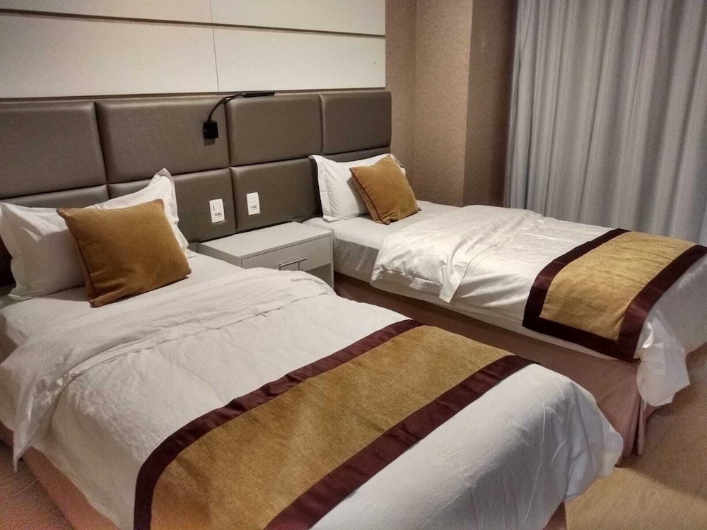 LUXURY, TWIN BEDS