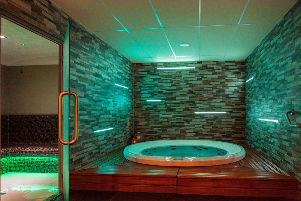 Kyriad Prestige Amiens Poulainville Hotel and SPA 40/40