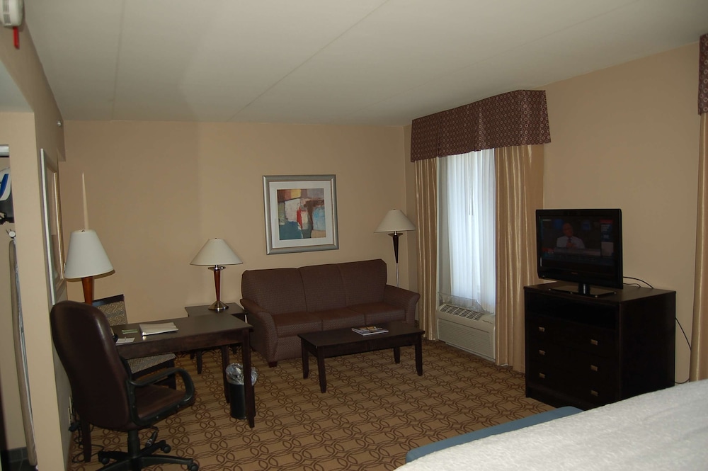 Hampton Inn and Suites Charlotte Airport 37/63