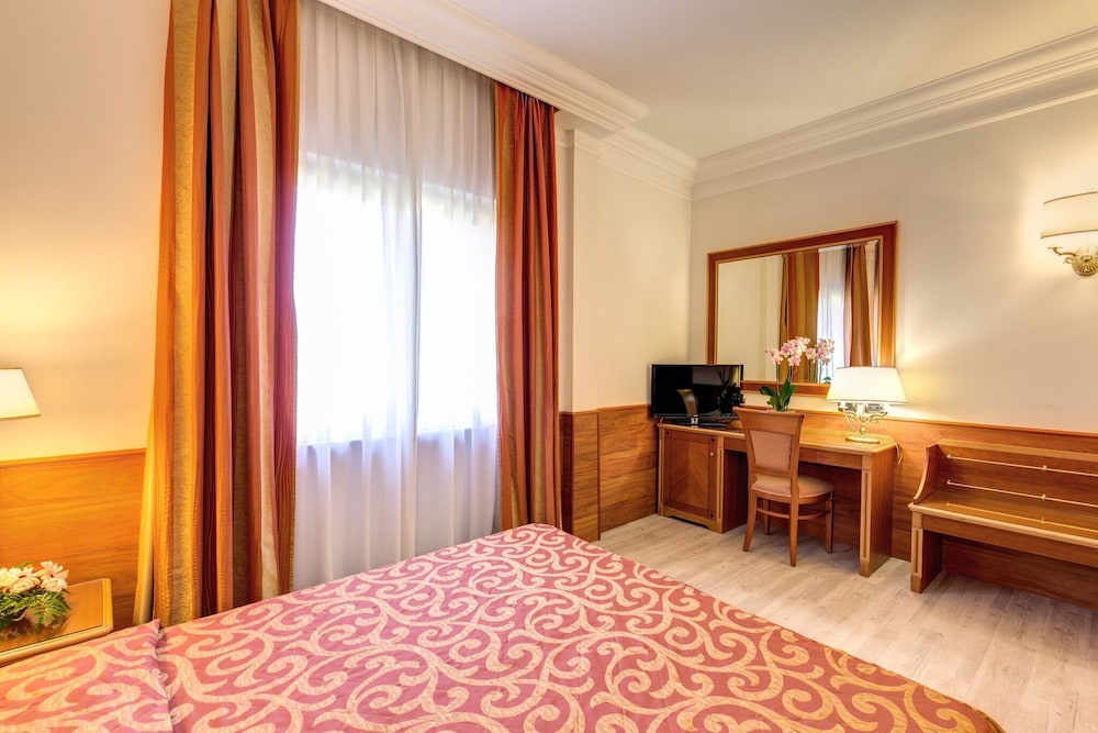Pinewood Hotel Rome 13/70