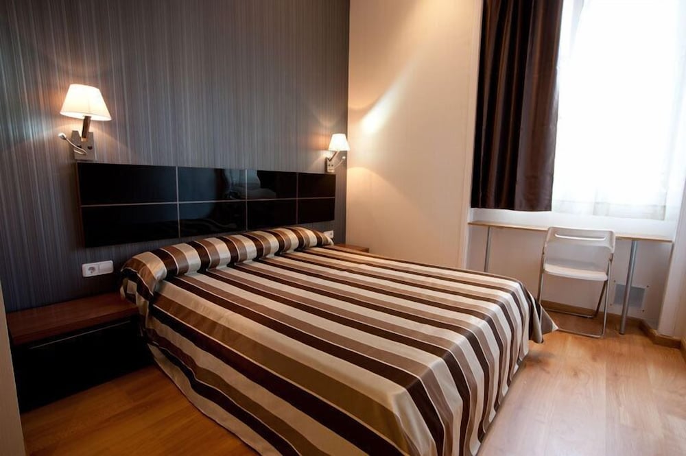 ROOM, DOUBLE BED