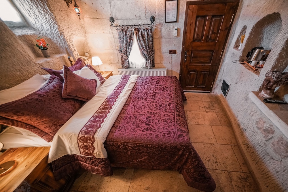Cave, King Bed