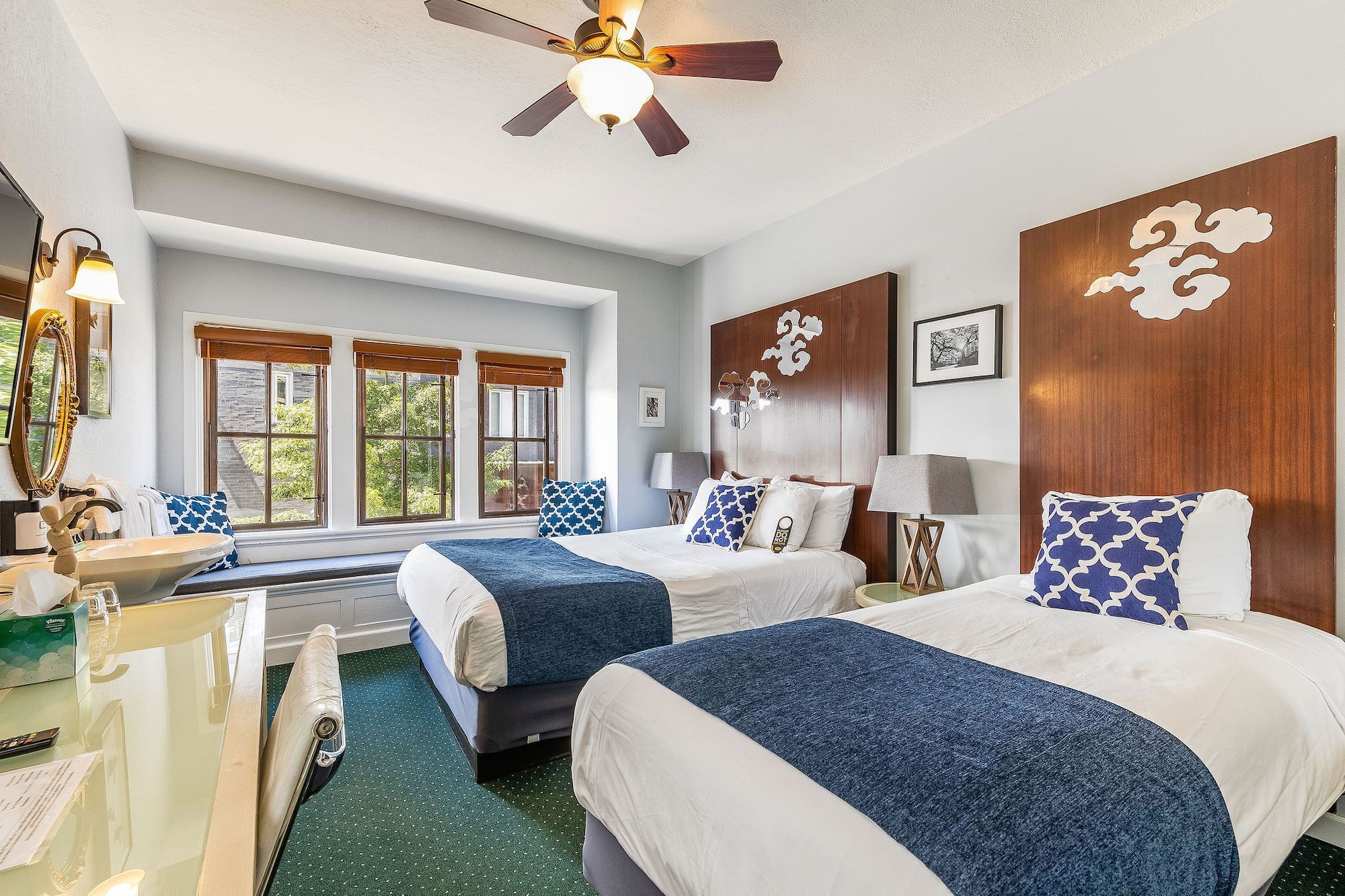 STANDARD, 1 QUEEN AND 1 SINGLE BED, SHARED BATHROOM