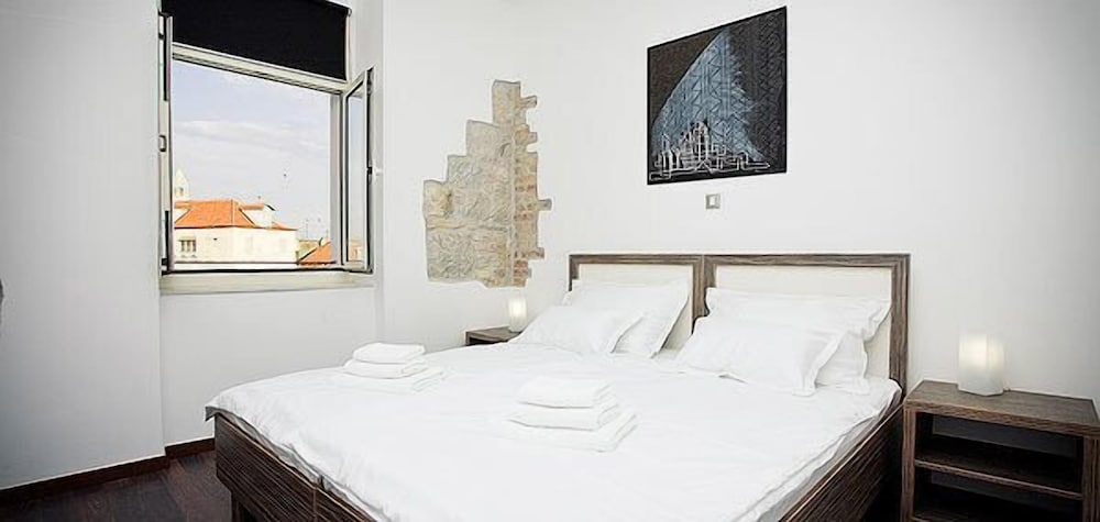 SUPERIOR, TWIN BEDS, CITY VIEW