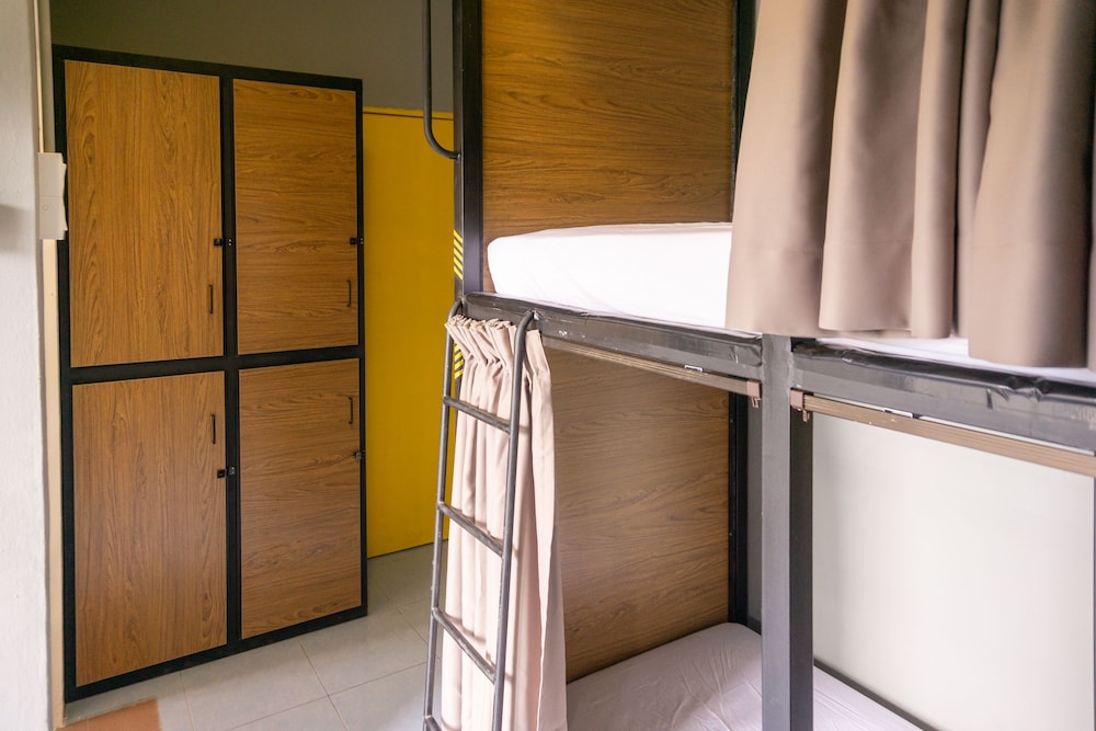 Traveller Bunker Hostel 17/45