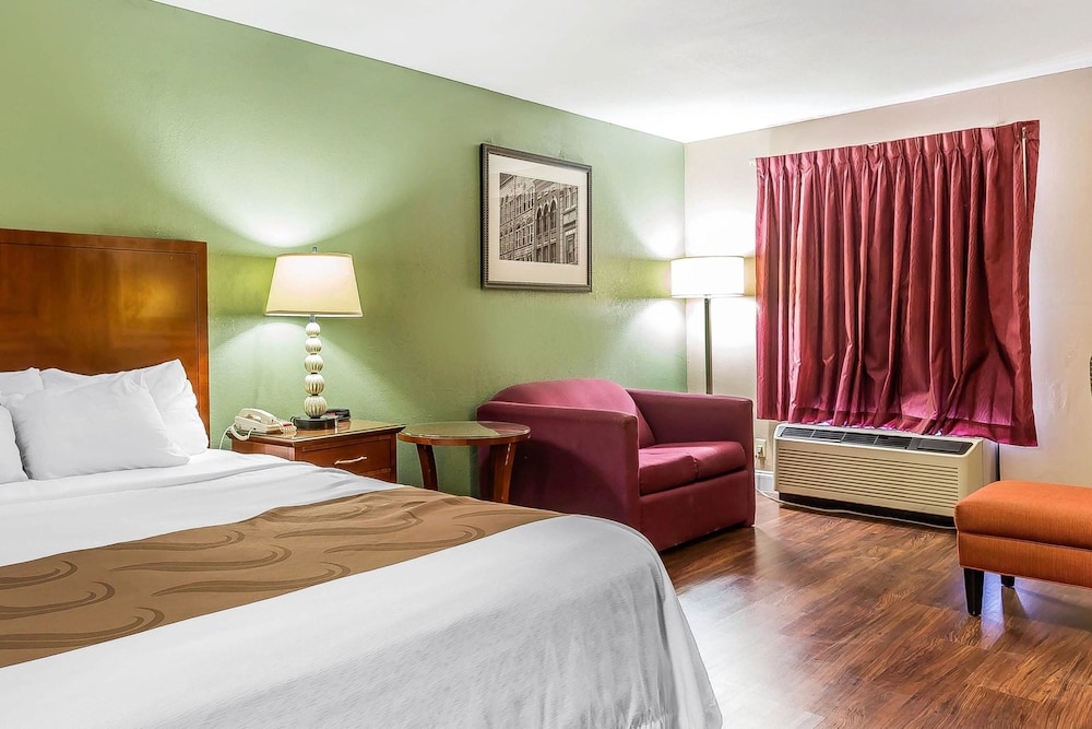 غرفة قياسية بسرير كينج للمدخنين، Quality Inn & Suites near Robins Air Force Base 4/10