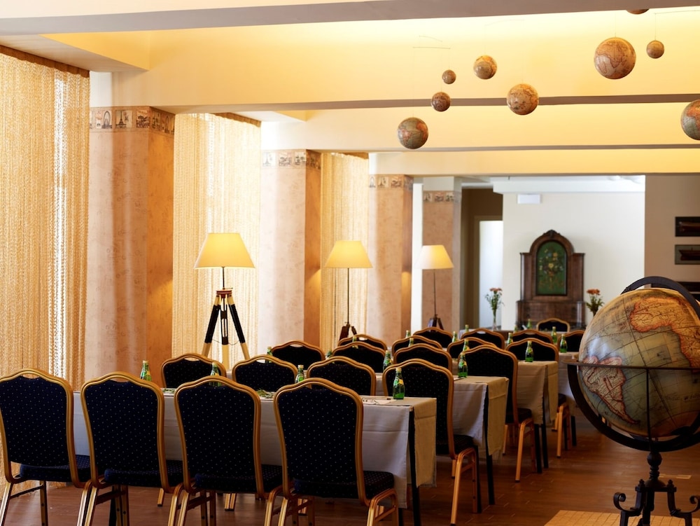 Belle Helene Hotel 30/45