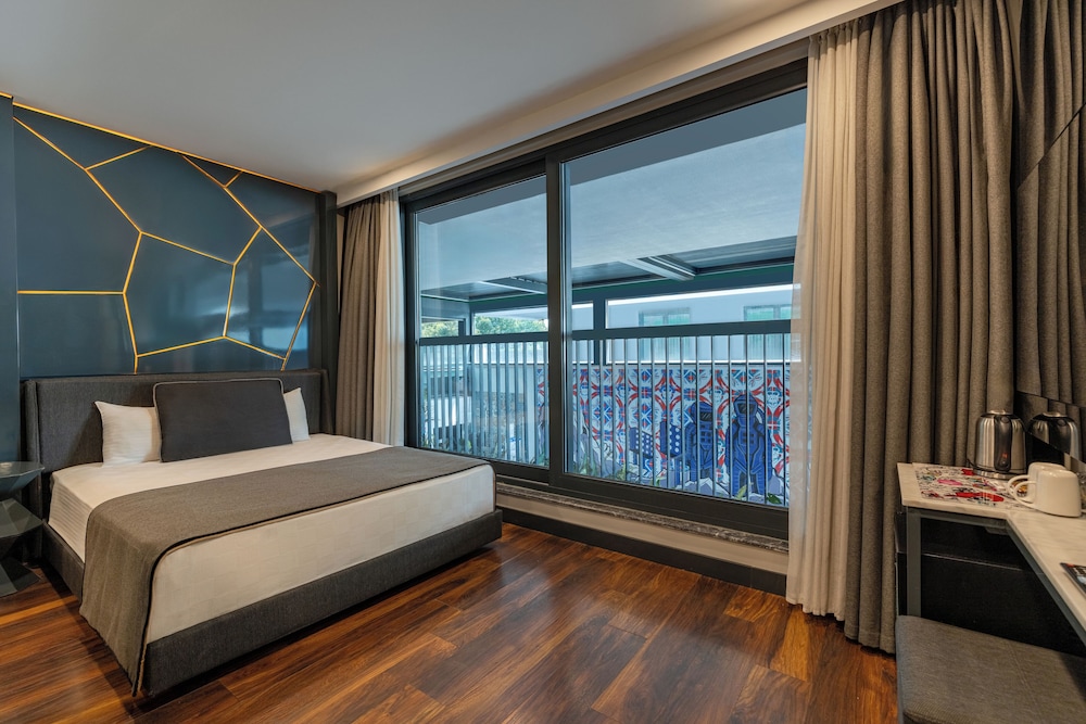Lucky Monkey Hotel 17/50