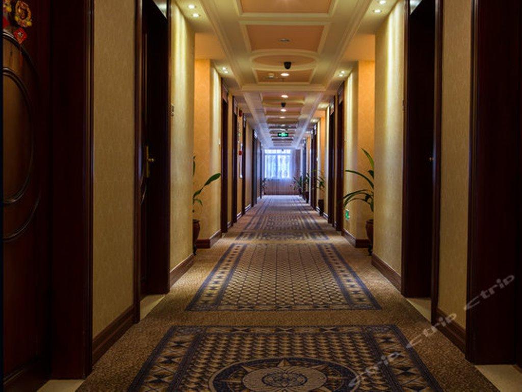 Vienna Hotel (Shenzhen Pinghu Center Metro Station) 9/42