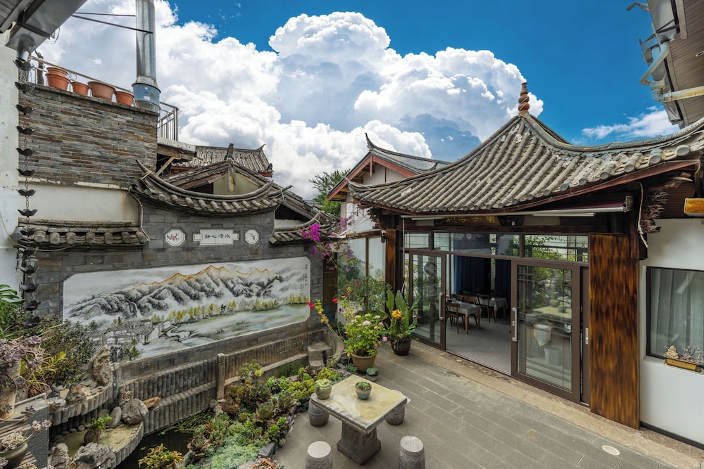 Lijiang Naxi Hereditary Courtyard 7/49