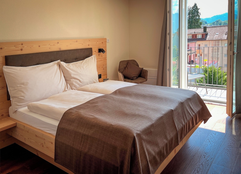 غرفة بسرير كوين بشرفة، Boutique Hotel Waldegg Horw 2/5